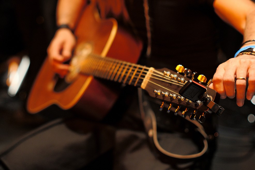 Tuning the string accordare due mani chitarra