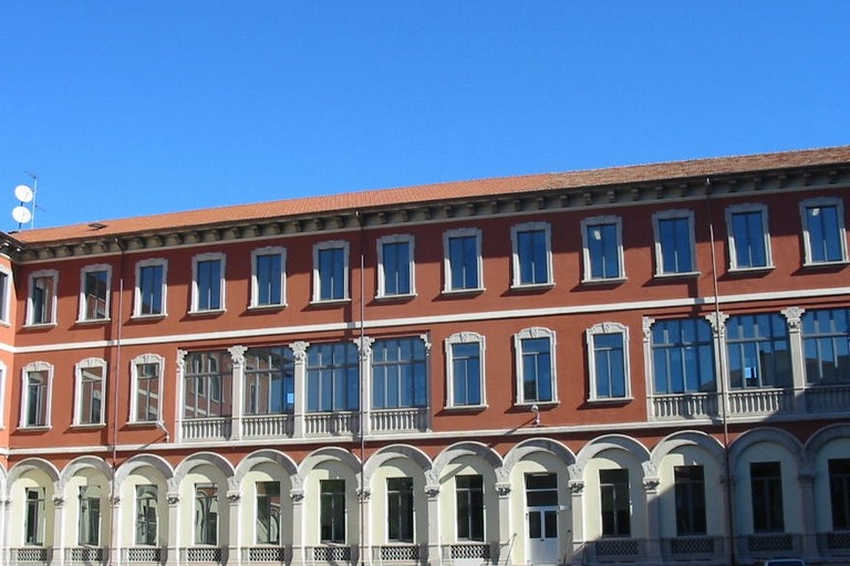 Una veduta esterna dell IPSSEC Adriano Olivetti di Monza
