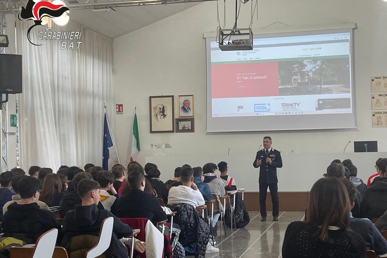 Carabinieri a scuola