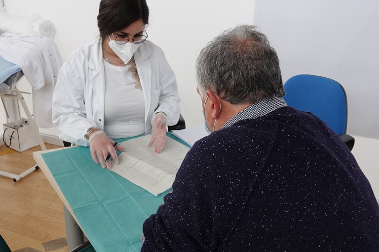 vaccini astrazeneca enni hub valenzano JPG