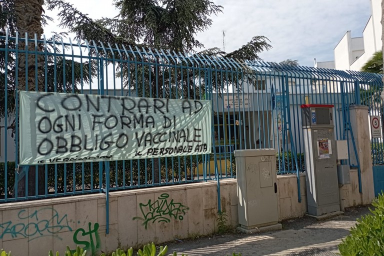 protesta contro l'obbligo vaccinale