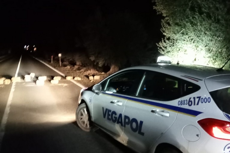 Pietre sulla strada per depredare una stazione di servizio