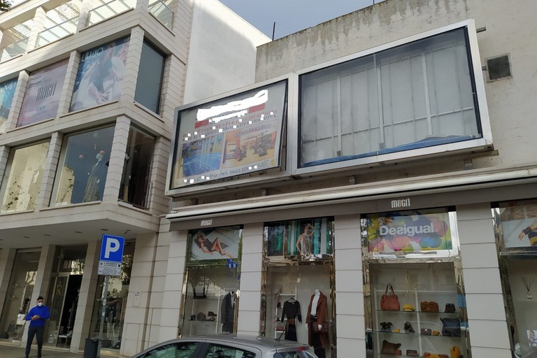 cartellone stradale semi divelto dal forte vento