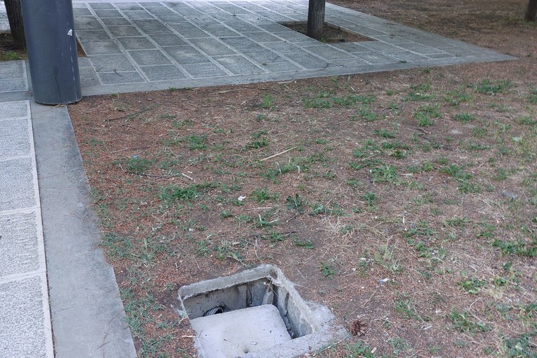Danneggiati coperchi tombini pubblica illuminazione
