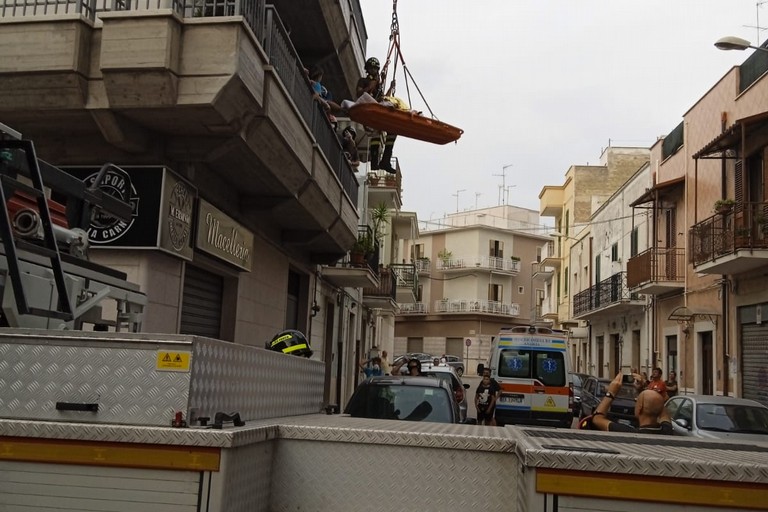 Gru dei Vigili del Fuoco per riportare nel suo appartamento donna andriese