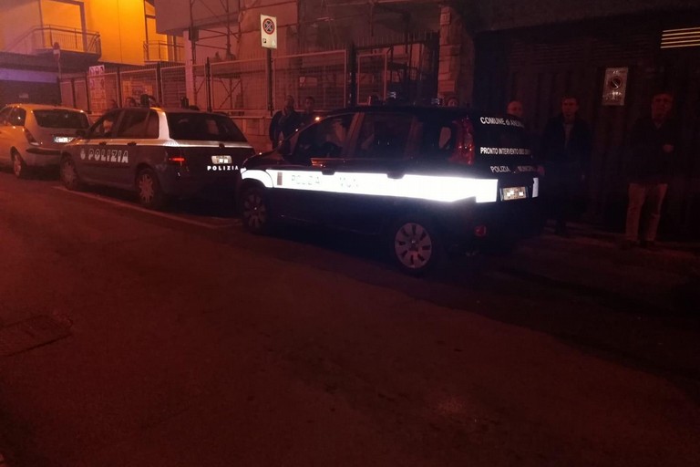 Polizia di Stato e Locale sul luogo dell'incendio