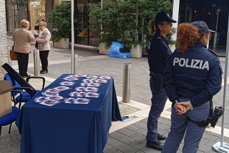 Violenza contro le donne, gazebo in viale Crispi