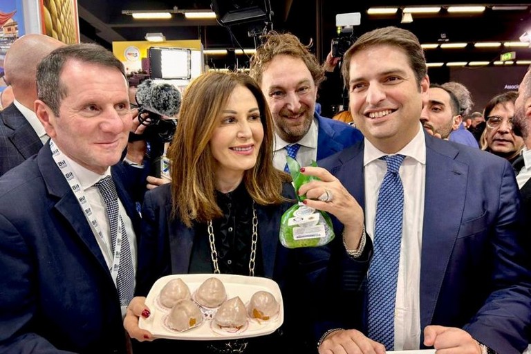 La Burrata IGP di Andria ed il sospiro di Bisceglie conquistano la ministra Santanchè