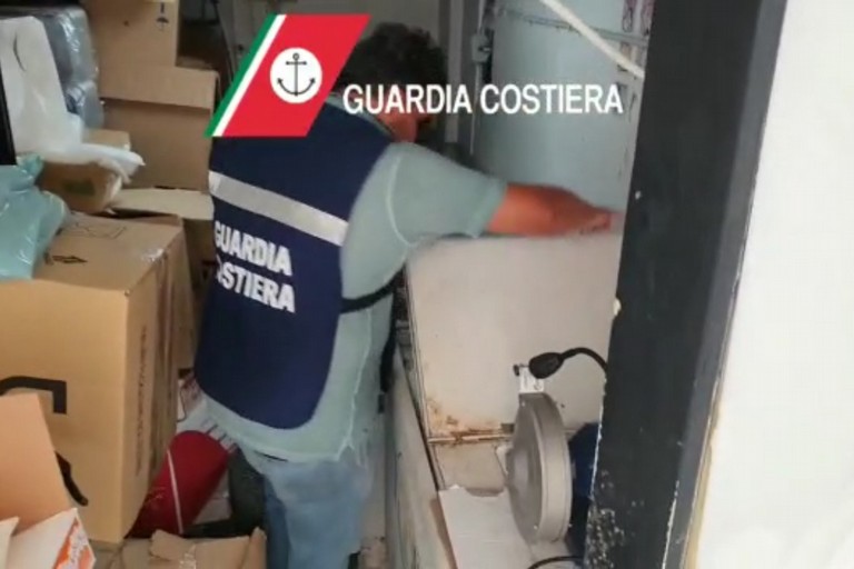 deposito clandestino di pesce