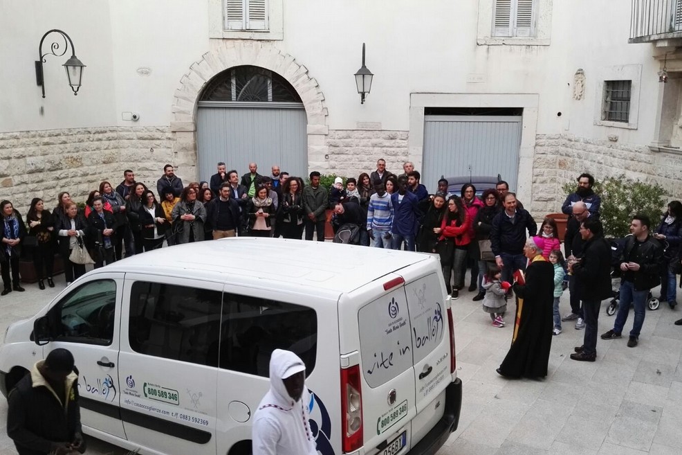 Consegna furgone casa accoglienza