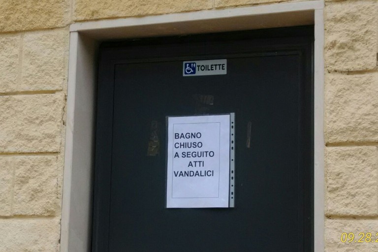 Cartello su bagni pubblici
