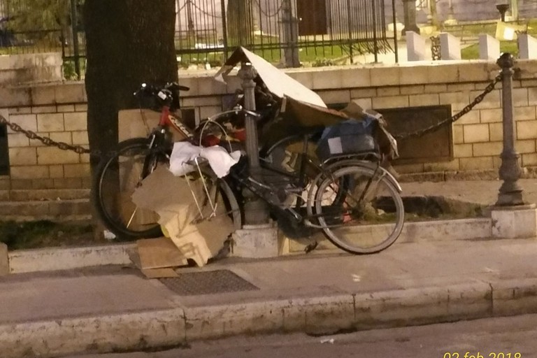 Immondizia davanti a Palazzo san Francesco