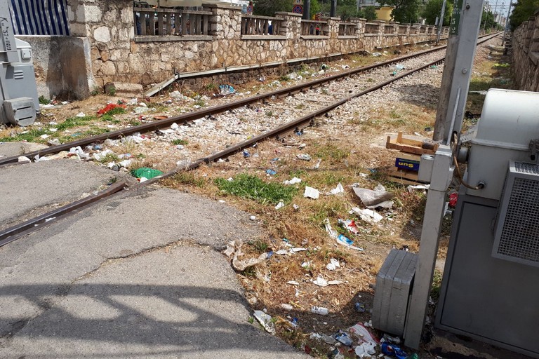 Rifiuti al passaggio a livello