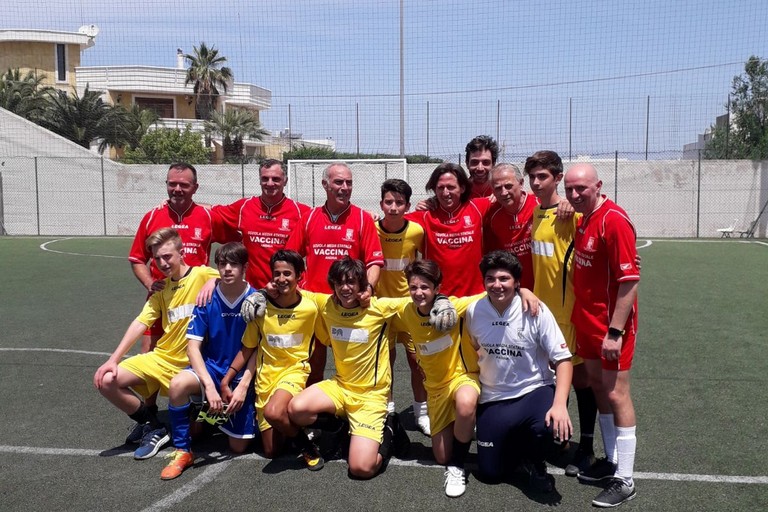 Vaccina: una partita di calcio con studenti contro professori