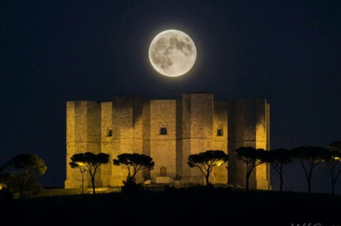 Castel del Monte e la luna piena