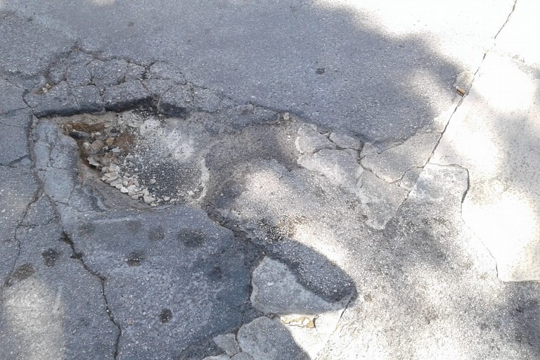 Buche nel manto stradale ad Andria