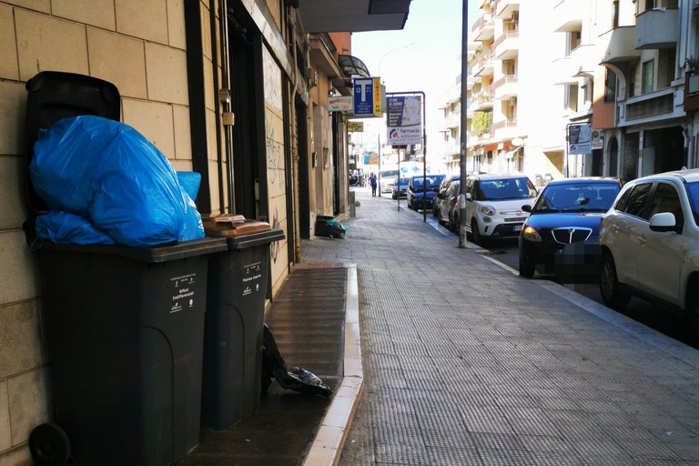 Rifiuti in strada ad Andria