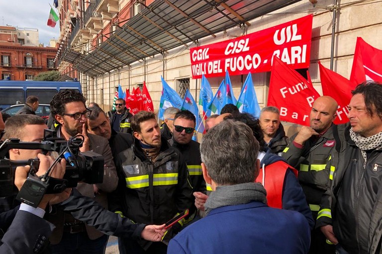 Manifestazione Vigili del fuoco a Bari