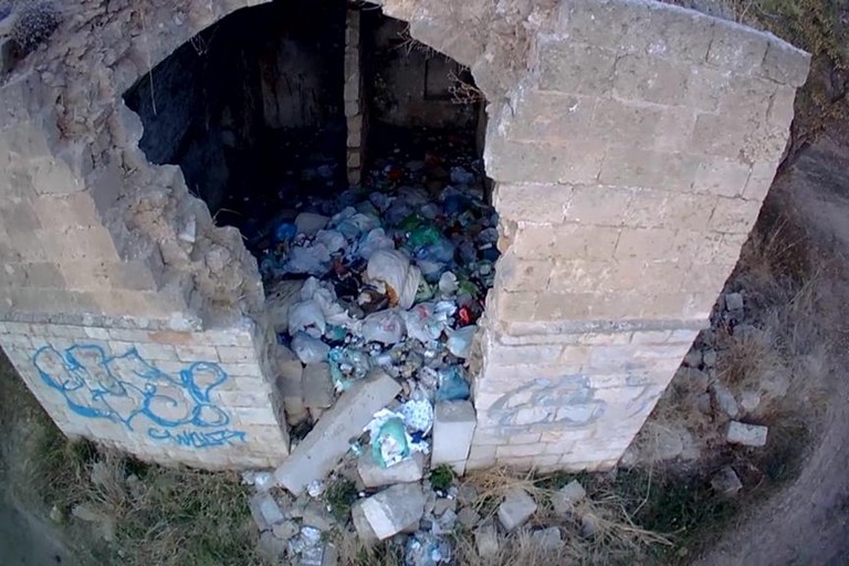 Rifiuti in un casolare abbandonato in via Bisceglie