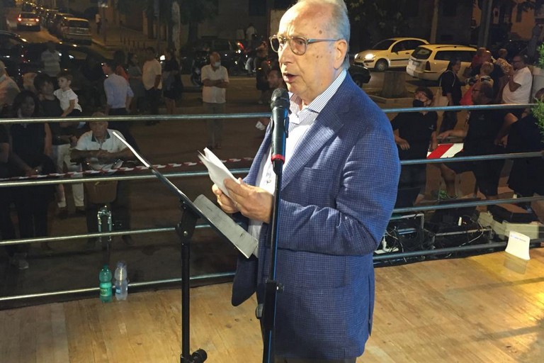 Nino Marmo presenta i candidati delle cinque liste che lo sostengono per la carica a Sindaco. <span>Foto Antonio D'Oria</span>