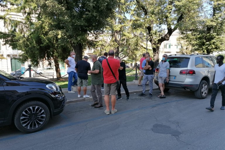 Alcuni lavoratori della Multiservice protestano davanti al Comune di Andria