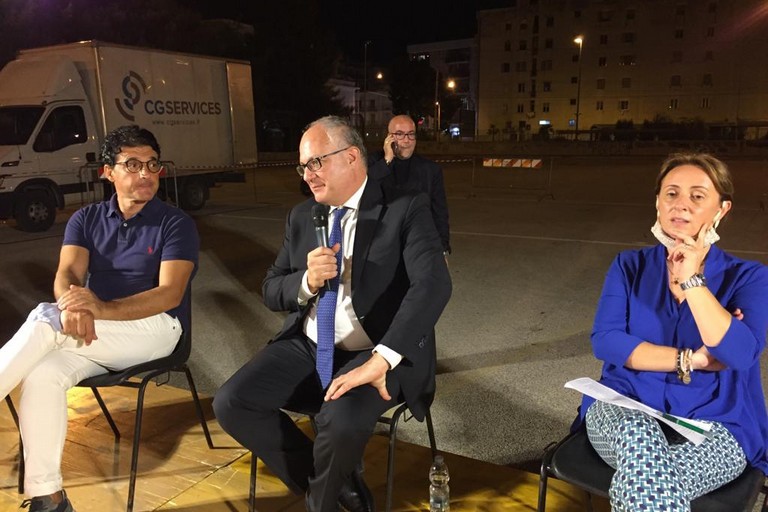 Il Ministro dell'Economia, Roberto Gualtieri, con Giovanna Bruno e Giovanni Vurchio. <span>Foto Antonio D'Oria</span>