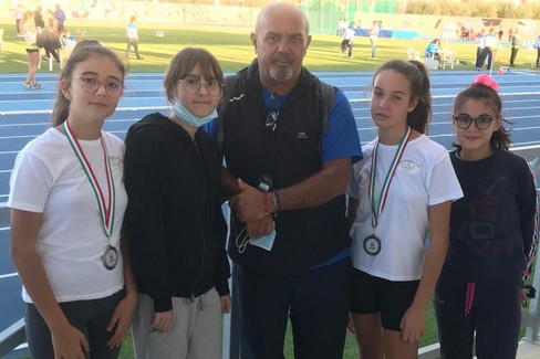 Il prof. Pino Tortora con le atlete andriesi al IX Meeting Città di Molfetta