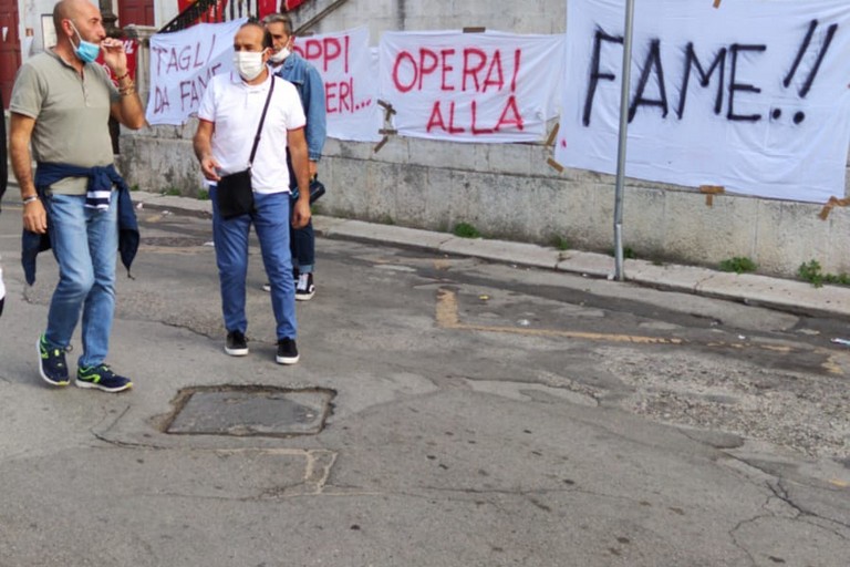 Protesta dei lavoratori della Multiservice davanti al Comune di Andria