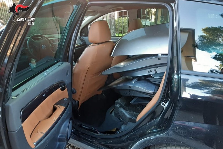 Auto che trasportava pezzi di ricambio