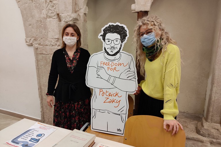 Il sindaco Bruno e l'assessora Di Bari con la sagoma di Patrick Zaki. <span>Foto Antonio D'Oria</span>