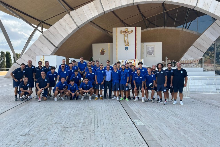 Foto di gruppo davanti al Santuario