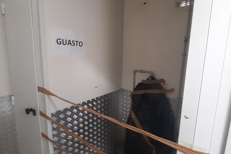 Le condizioni dei bagni provvisori a Castel del Monte