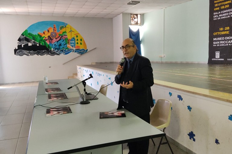 Il prof. Cosimo Antonino Strazzeri, curatore della mostra. <span>Foto Antonio D'Oria</span>