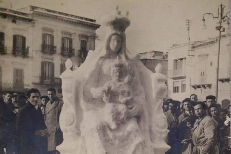 Giuseppe Tangaro a destra e Carmine Conversano a sinistra. Madonna dei Miracoli fatta di ghiaccio