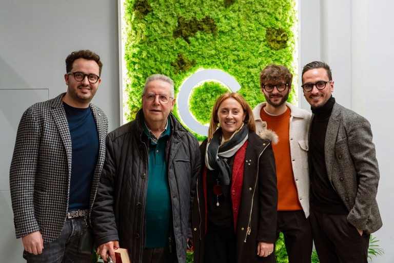 : al centro il Sindaco, avv. Giovanna Bruno e Don Vincenzo Giannelli, e con loro, da sinistra i tre giovani imprenditori, Mirco Zingaro, Antonio Bruno e, ultimo a destra, Lele Pistillo