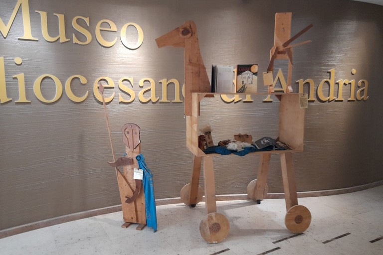 “MITICO!” è una mostra realizzata dall’Associazione Culturale laportablv e ospitata nel Museo Diocesano San Riccardo di Andria