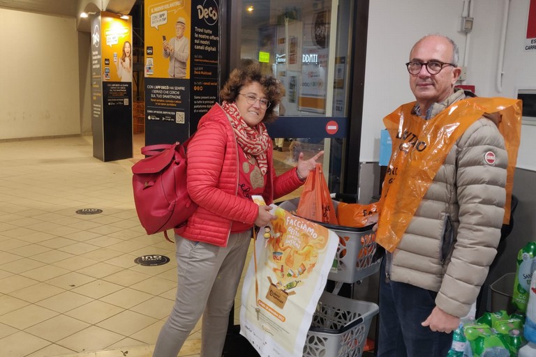 Dora Conversano, assessore alla persona del Comune di Andria, durante la raccolta del banco alimentare