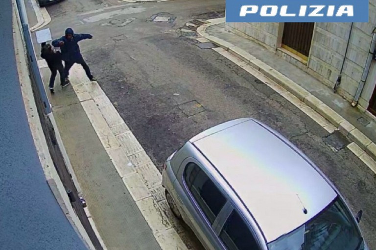 Picchia passante per le vie del centro città di Andria: arrestato dalle