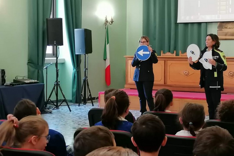 La Polizia Locale incontra gli studenti del primo circolo didattico