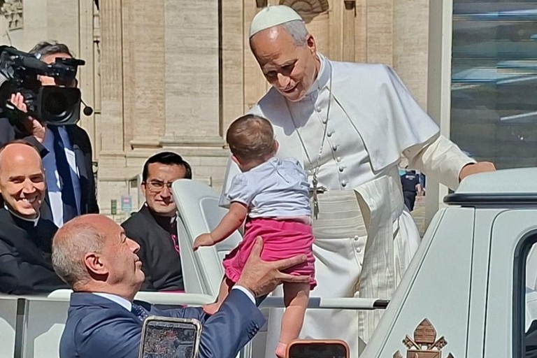 Il Papa Leone XIV benedice la piccola Maria Giulia di Andria