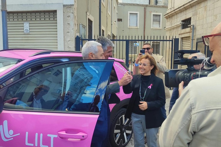 La Sindaca Giovanna Bruno con l'auto 100% elettrica della LILT per promuovere la prevenzione del tumore al seno