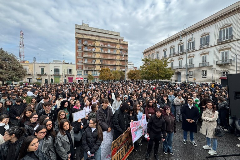 Studenti in piazza contro il caro vita