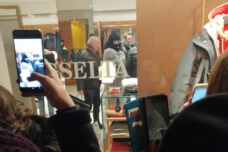 Renato Zero in un negozio di abbigliamento di Andria