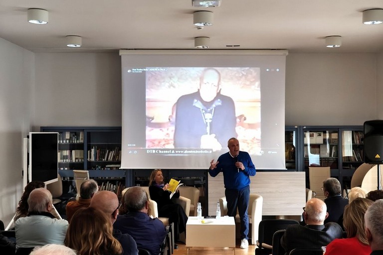 il libro di Sabino Zinni su Don Tonino Bello a Trani